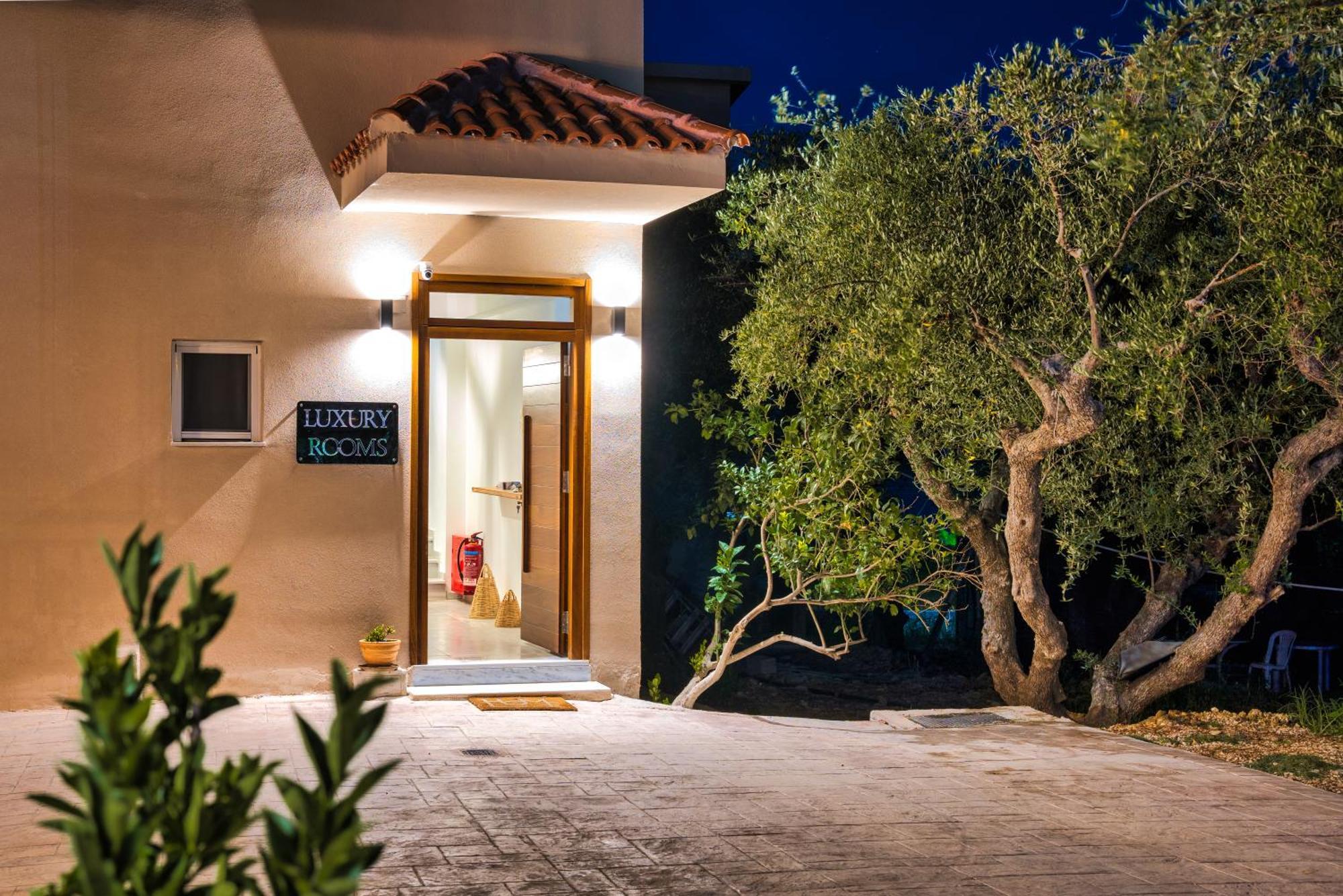 AMOUDI STUDIOS APARTMENTS HOTEL • AMOUDI • 3⋆ GREECE • RATES FROM €41